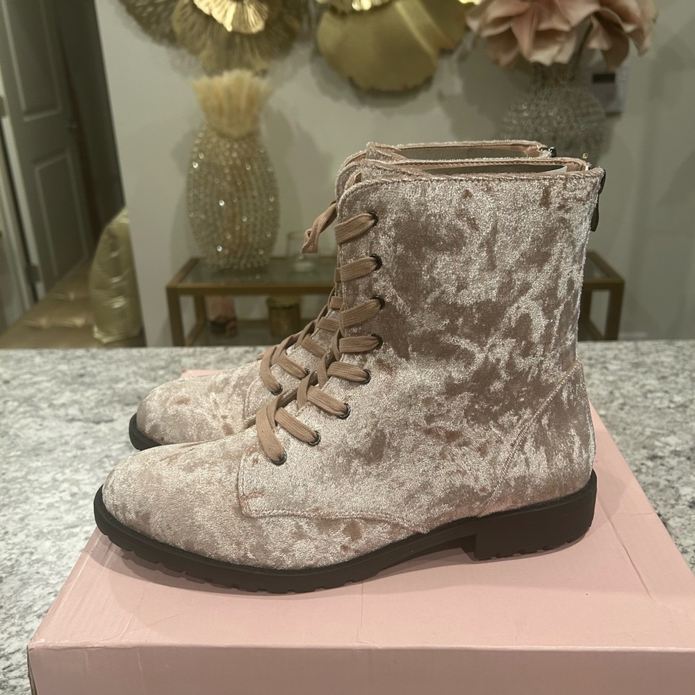 JustFab Blush Booties w/Matching Purse - Picture 4 of 9
